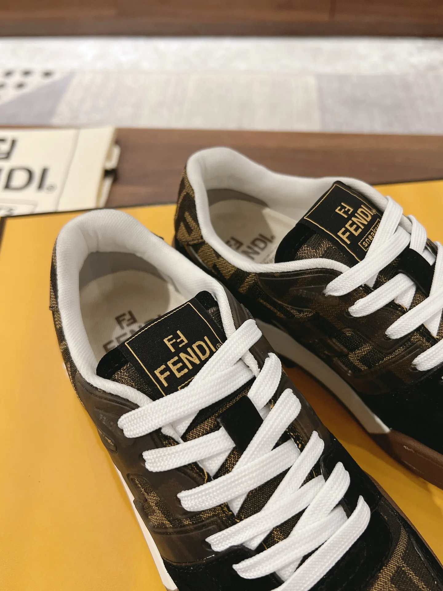 Women's Sneakers FENDI 18219605