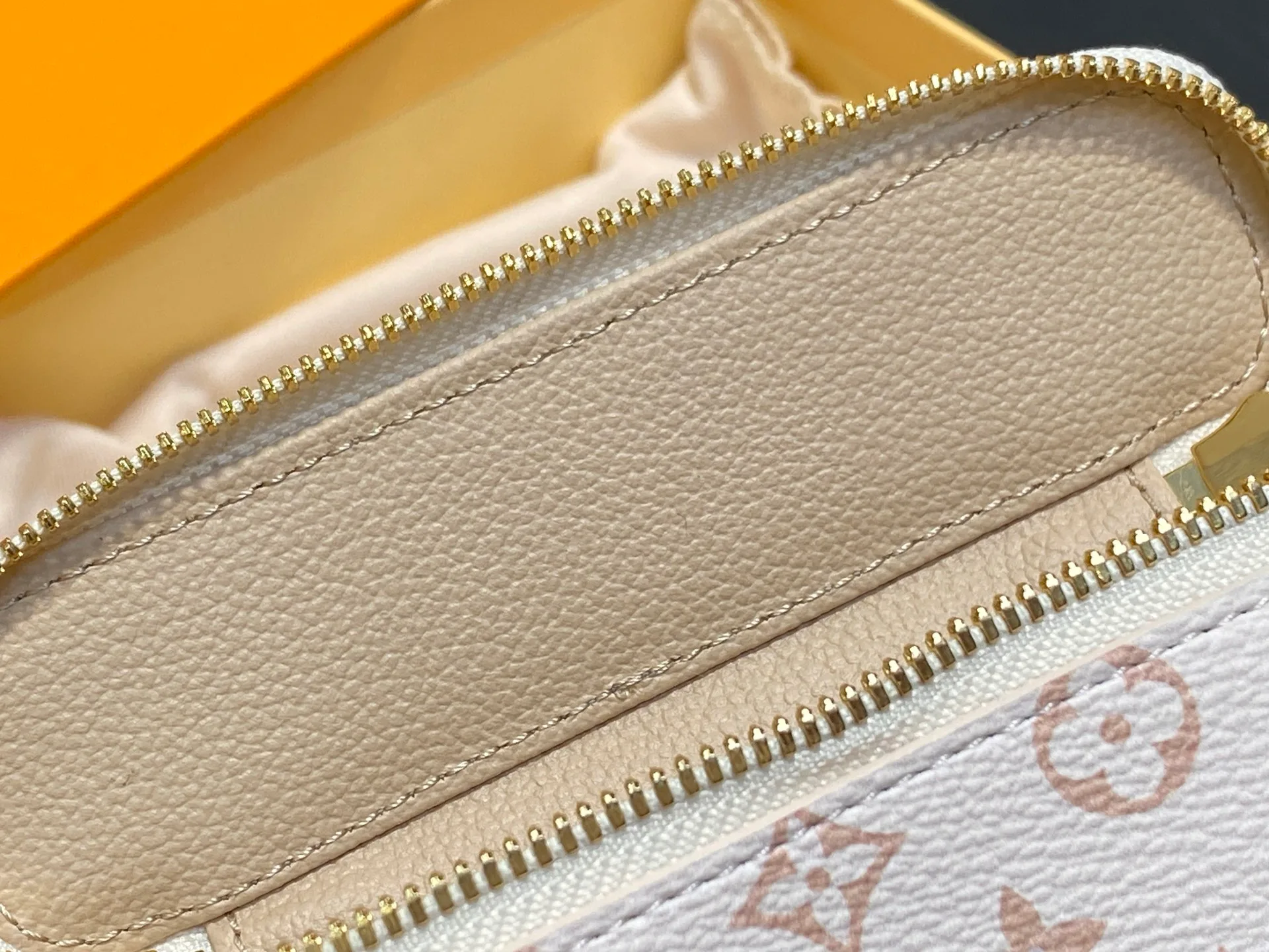 Клатчи Женские Louis Vuitton 18644359