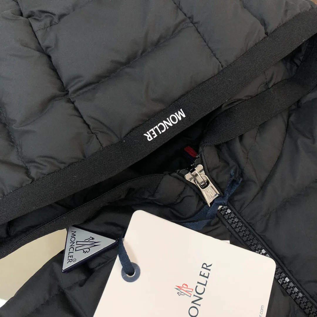 Women's Jackets And Down Jackets MONCLER 18408602