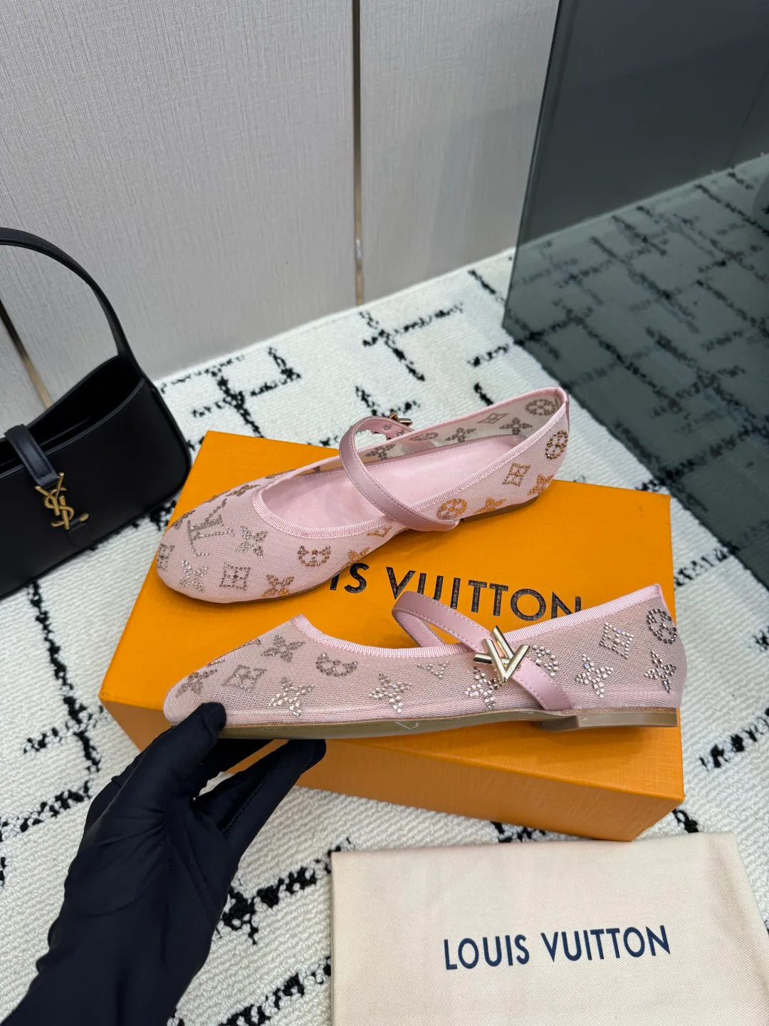Women's Ballet Flats LOUIS VUITTON 17947016