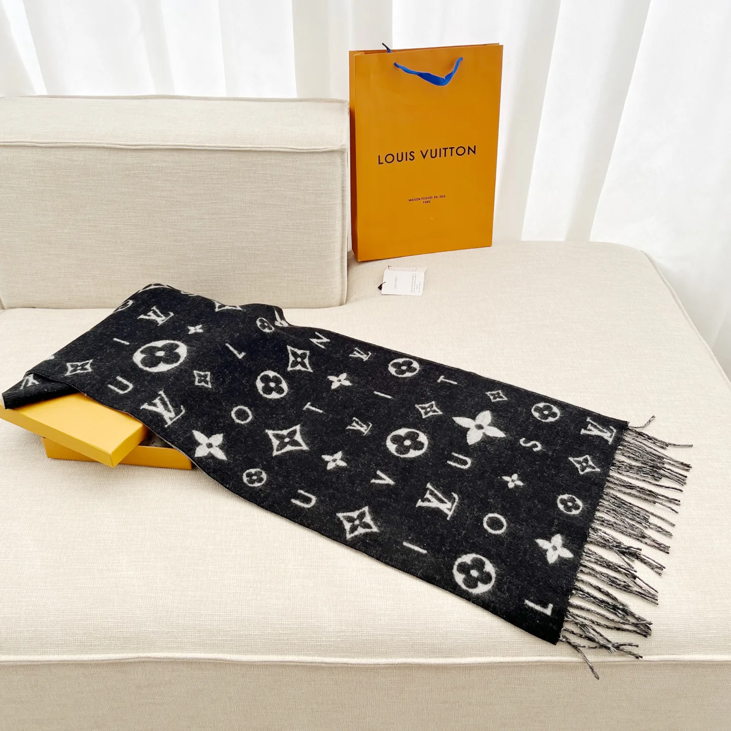 Scarves LOUIS VUITTON 18261912