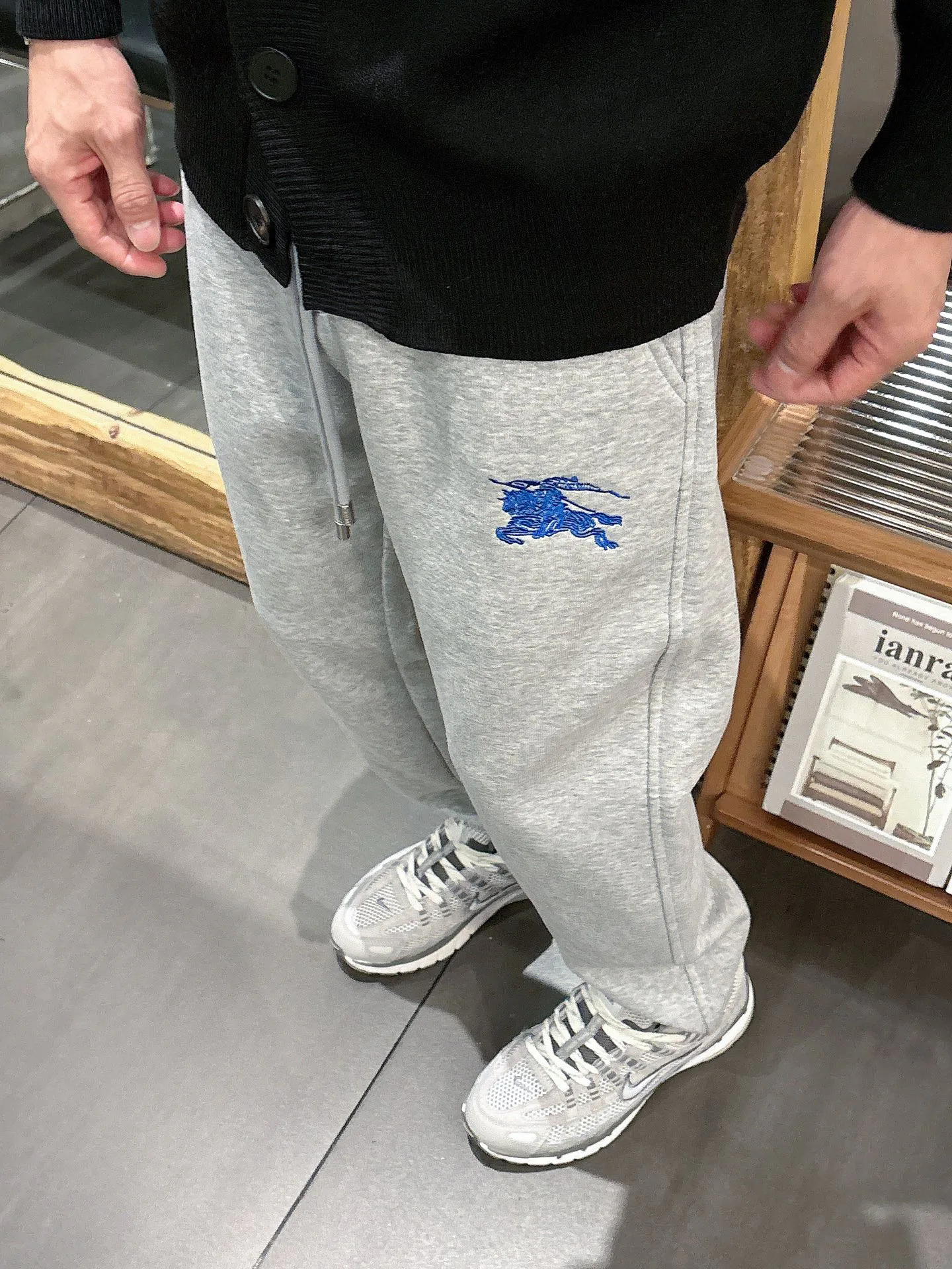 Брюки Мужские Burberry 18596885