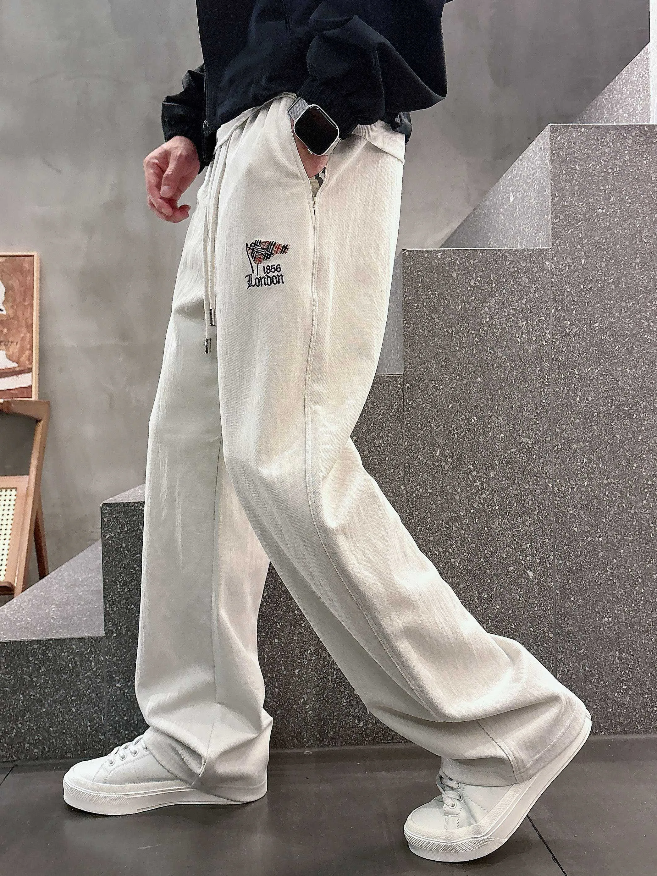 Men's Trousers BURBERRY 18368696