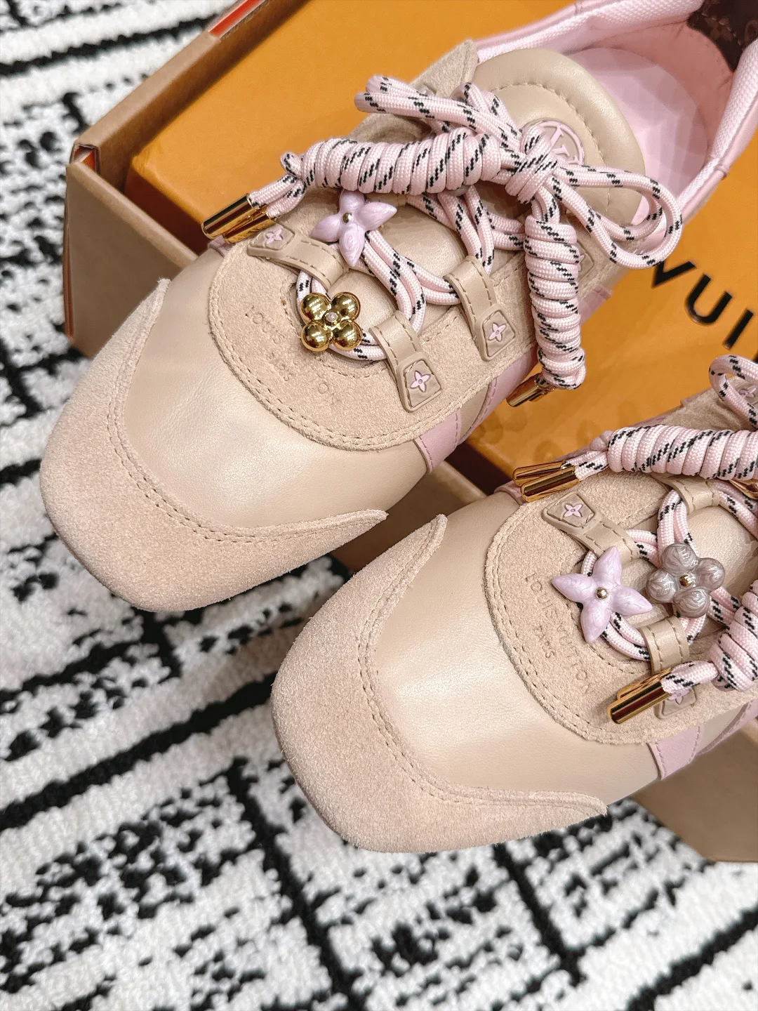 Women's Sneakers LOUIS VUITTON 17978325