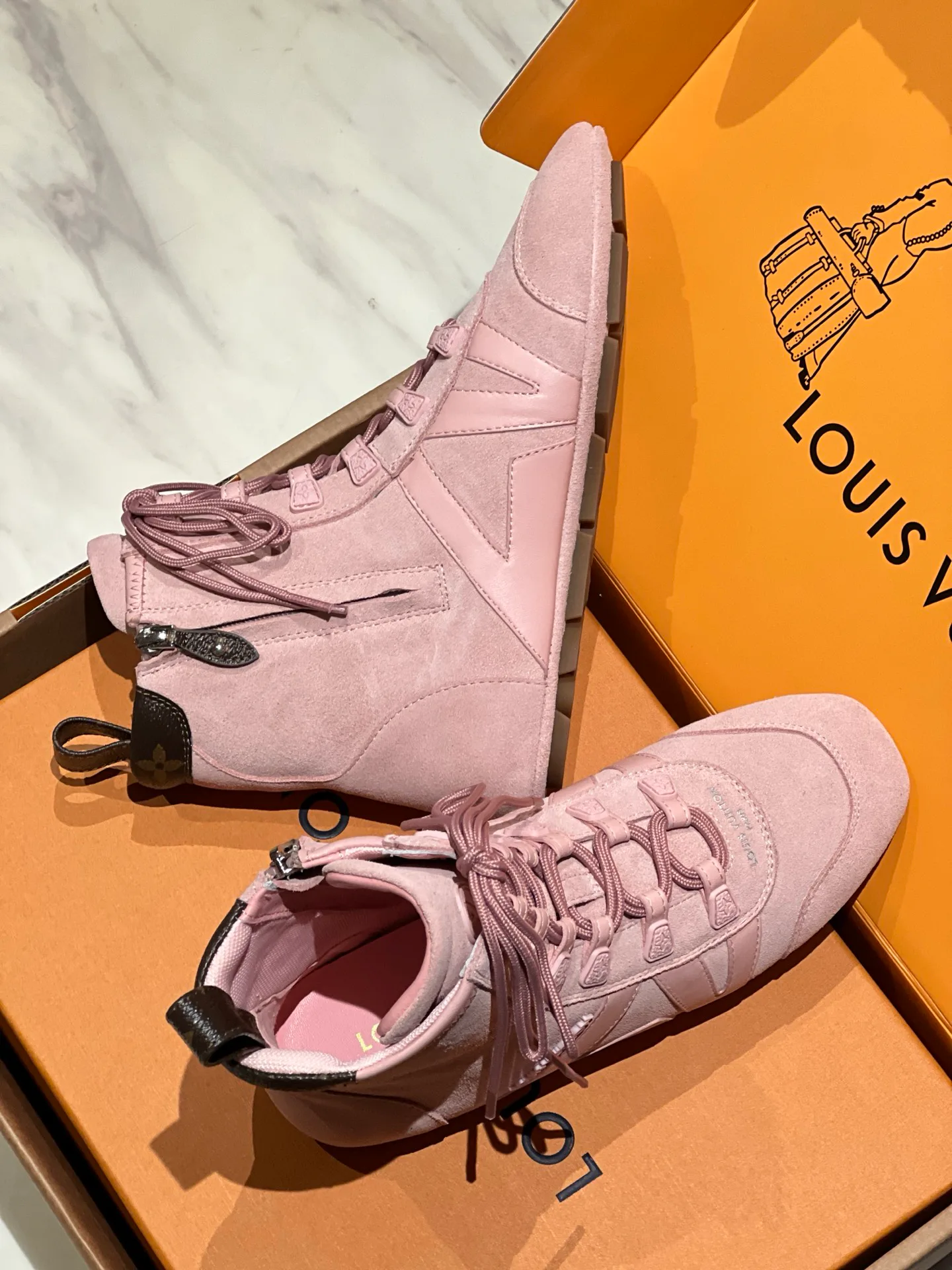 Women's Sneakers LOUIS VUITTON 18194176