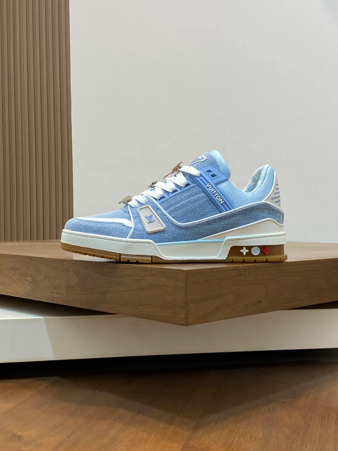 Women's Sneakers LOUIS VUITTON 18100325