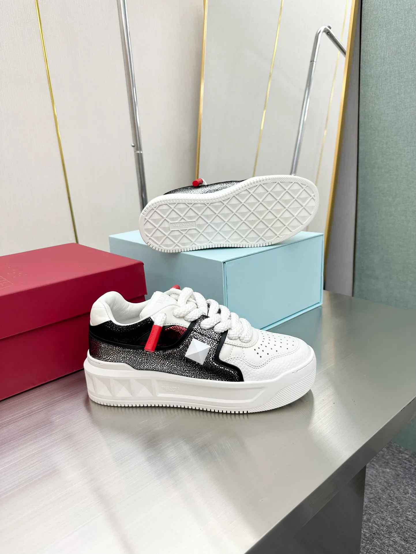Women's Sneakers VALENTINO 17904338
