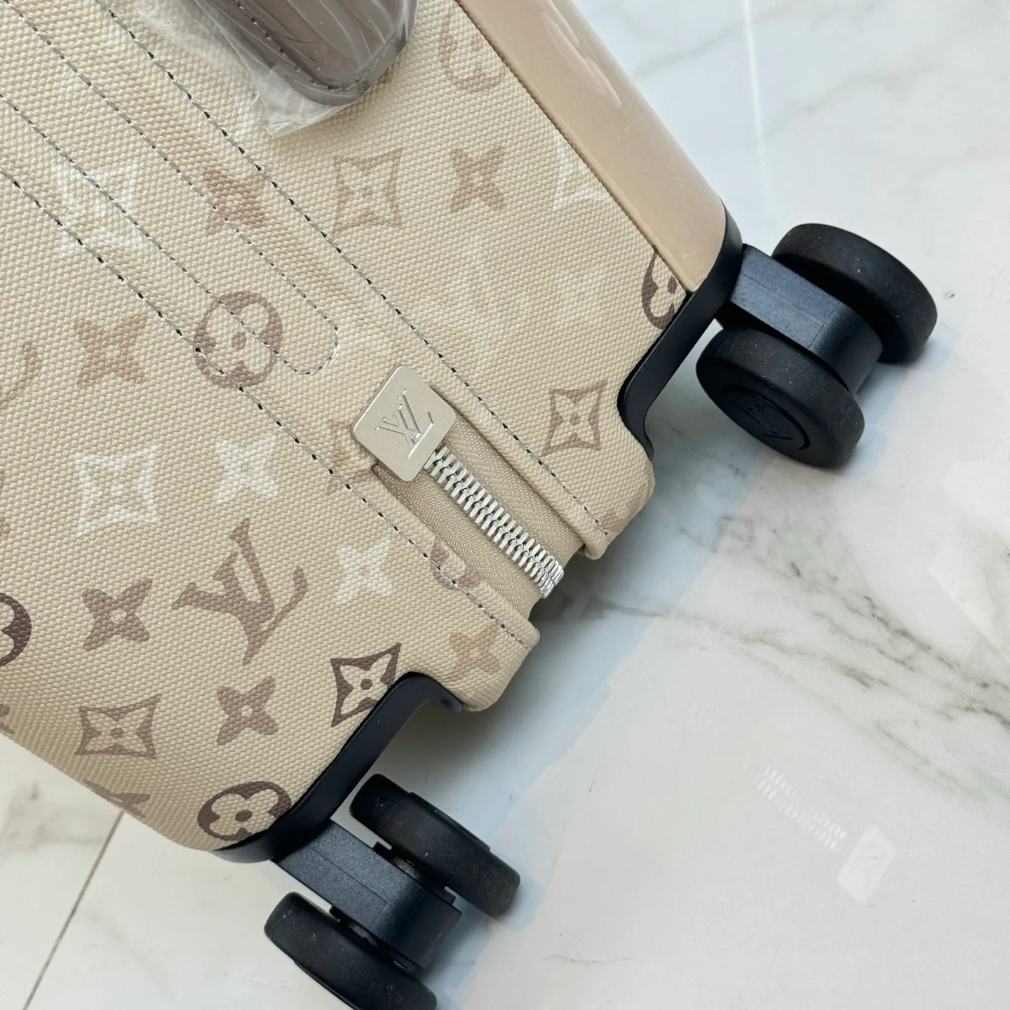 Suitcases LOUIS VUITTON 17675231