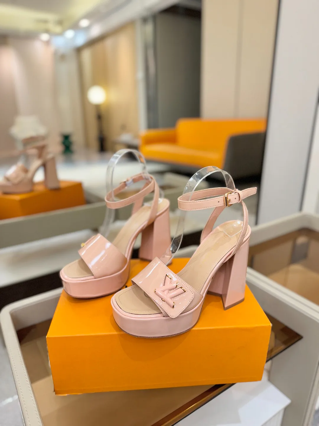 Women's Open-Toe Sandals LOUIS VUITTON 17946857