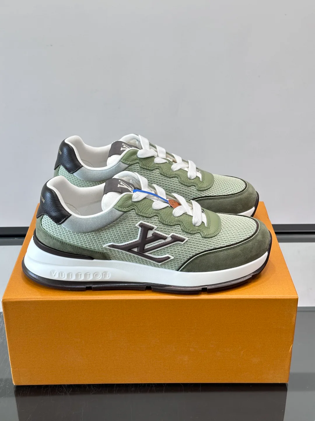 Men's Sneakers LOUIS VUITTON 18102413