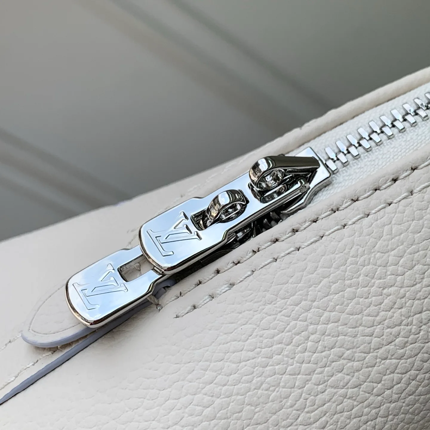Women's Classic Handbags LOUIS VUITTON 18147479
