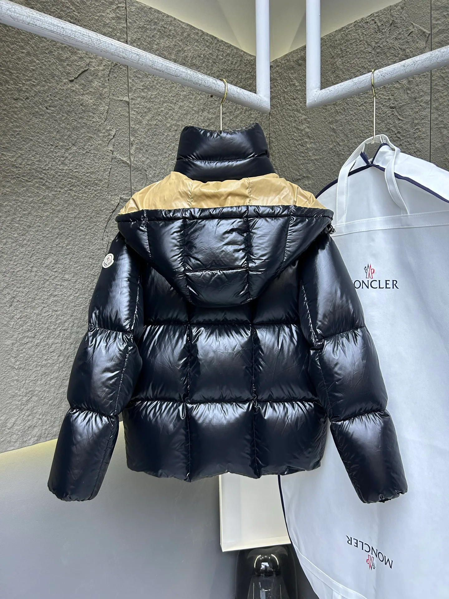 Women's Jackets And Down Jackets MONCLER 18111398