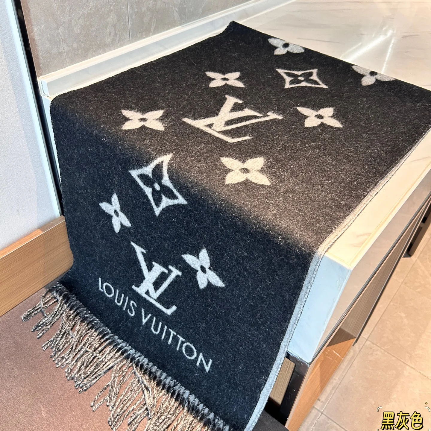 Scarves LOUIS VUITTON 18507446