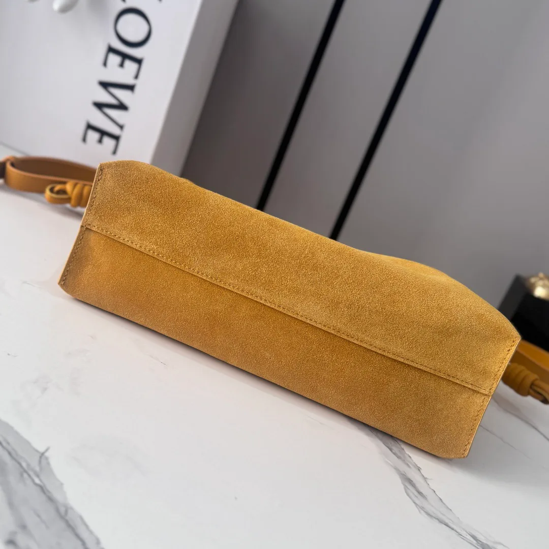 Women's Classic Handbags LOEWE 18383416