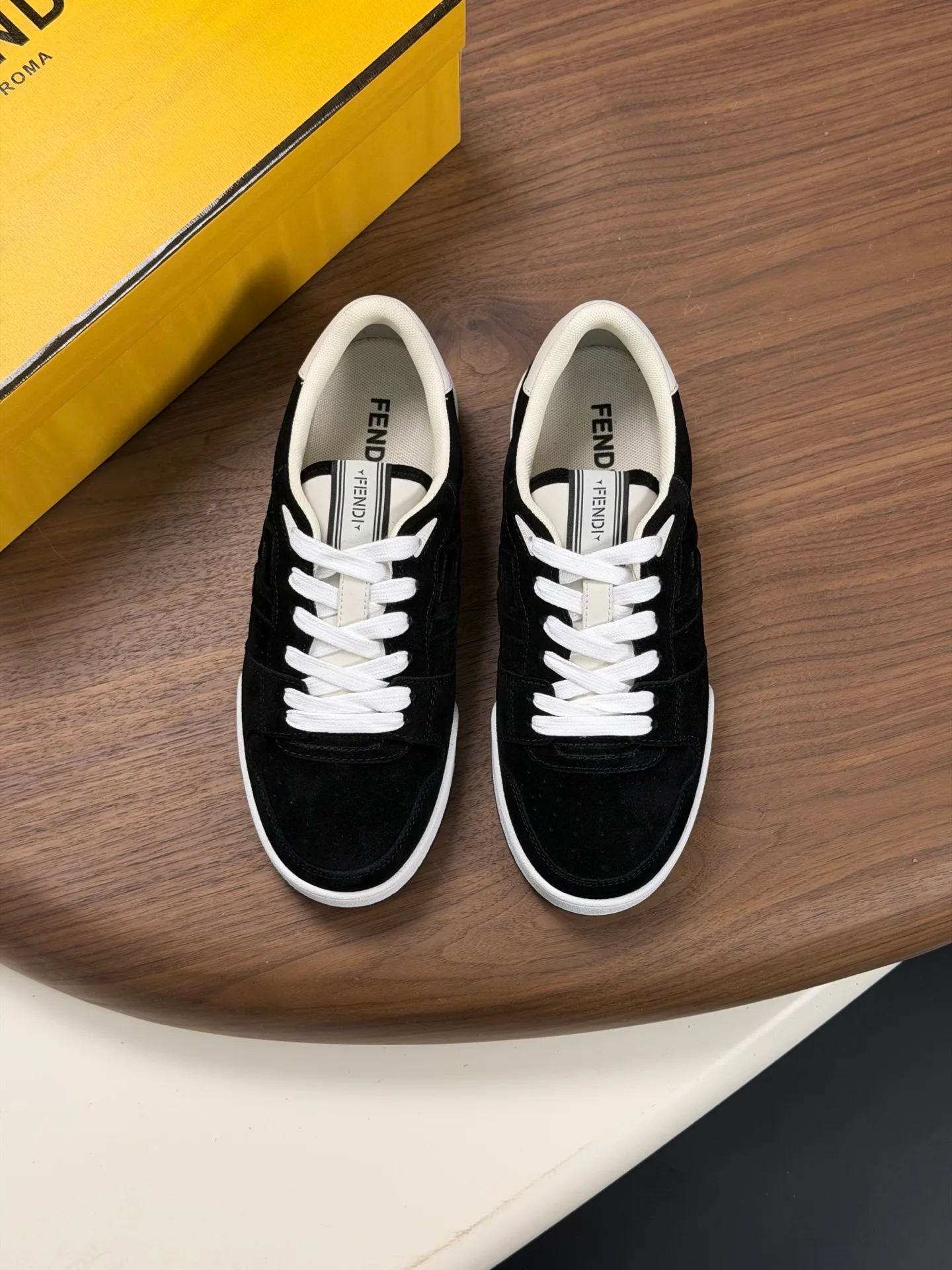 Women's Sneakers FENDI 18116585