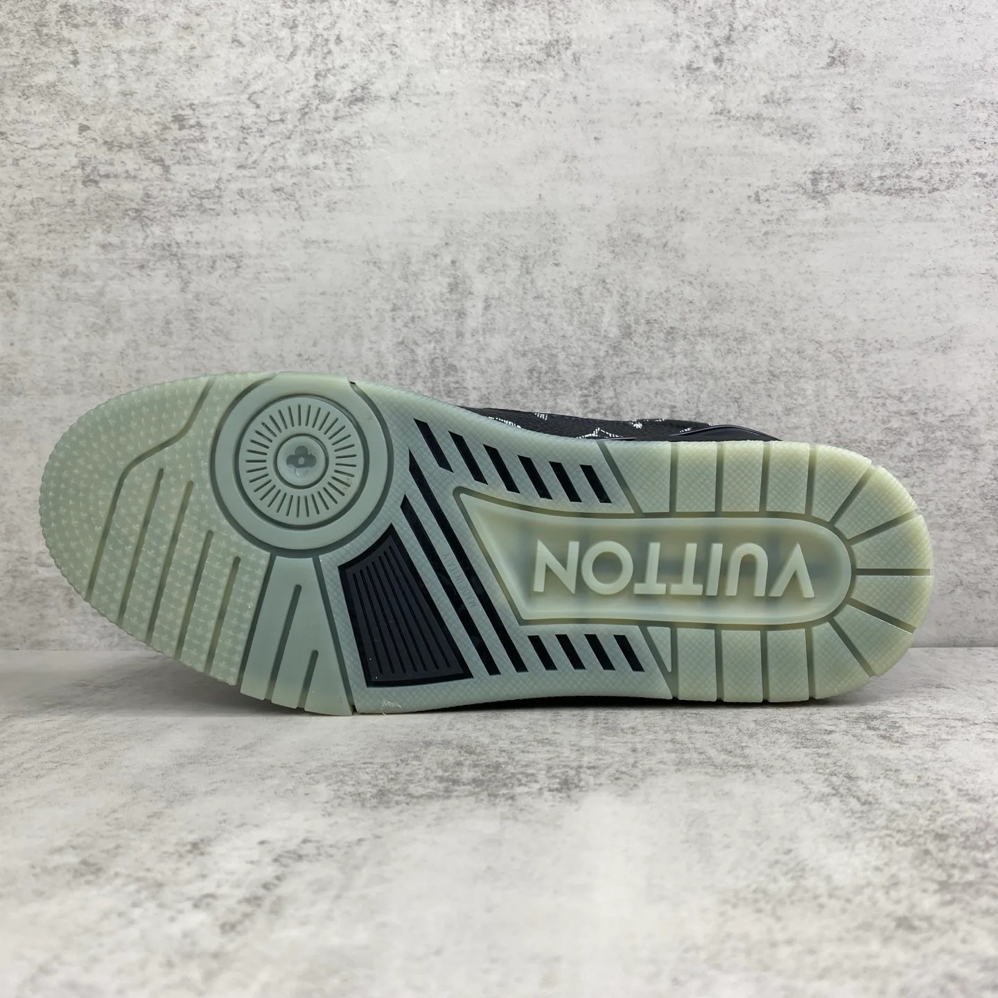 Men's Sneakers LOUIS VUITTON 17818940