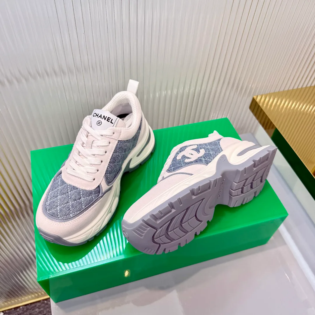 Women's Sneakers CHANEL 18366958