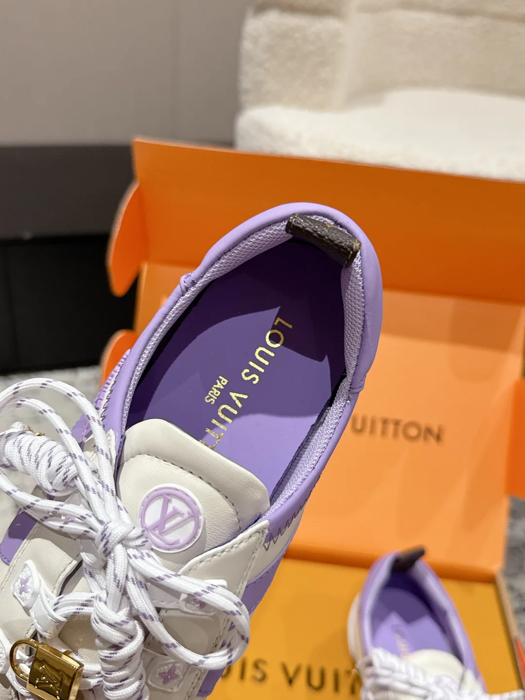 Women's Sneakers LOUIS VUITTON 18409719