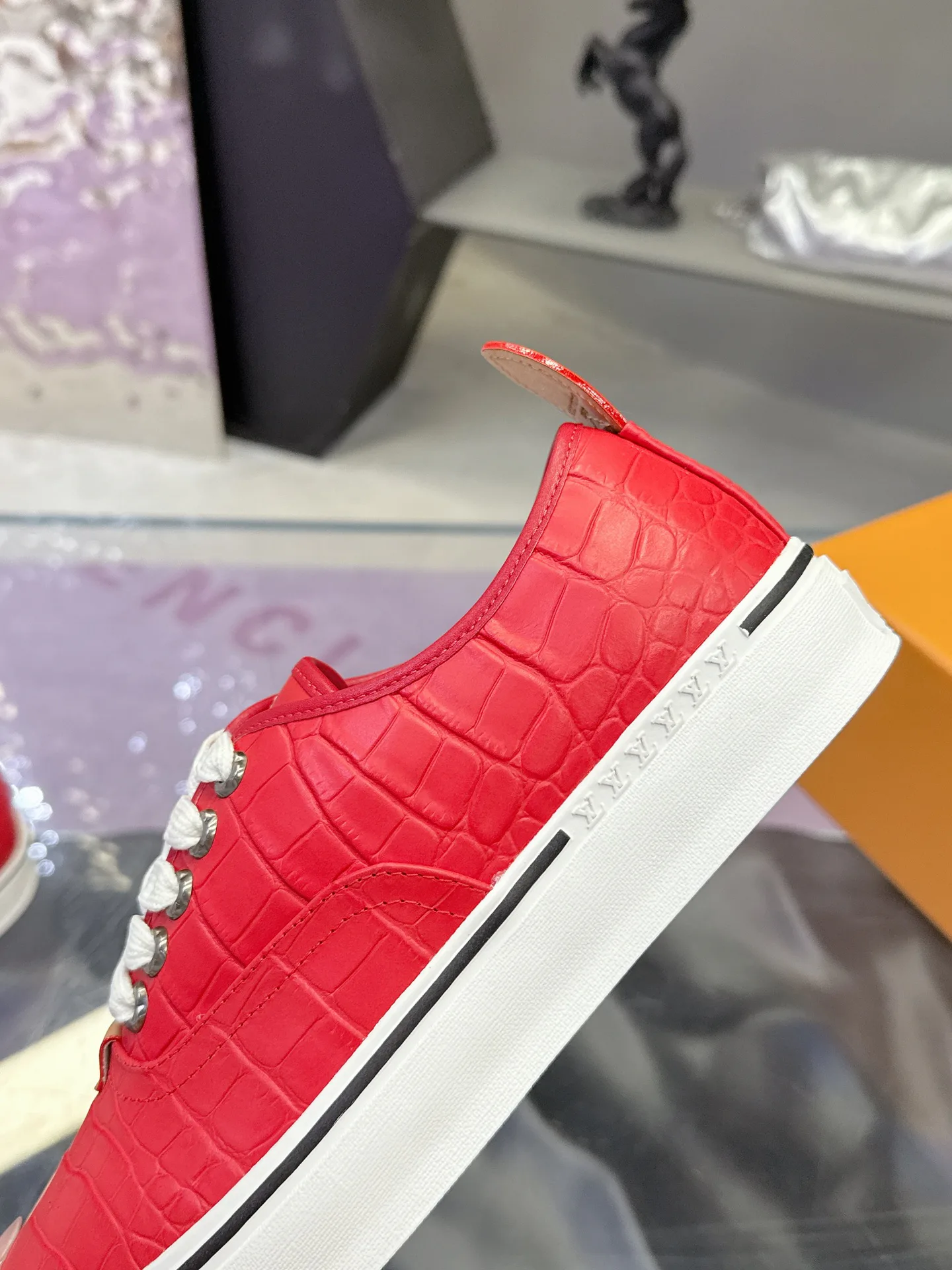 Men's Sneakers LOUIS VUITTON 17930913