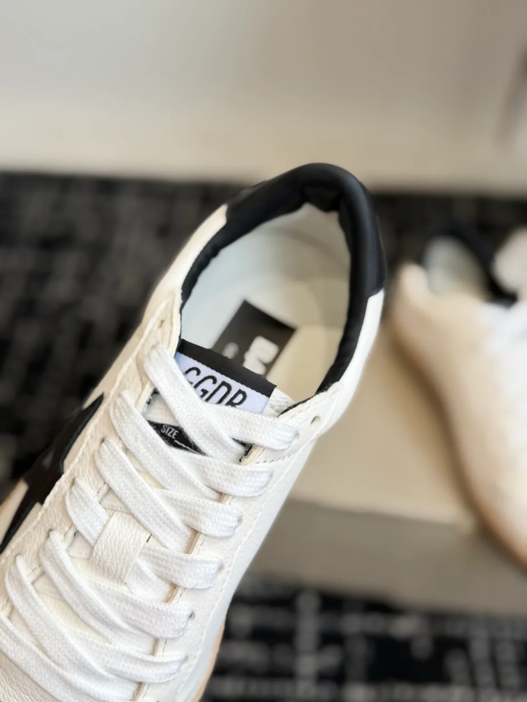 Women's Sneakers GOLDEN GOOSE 18305935