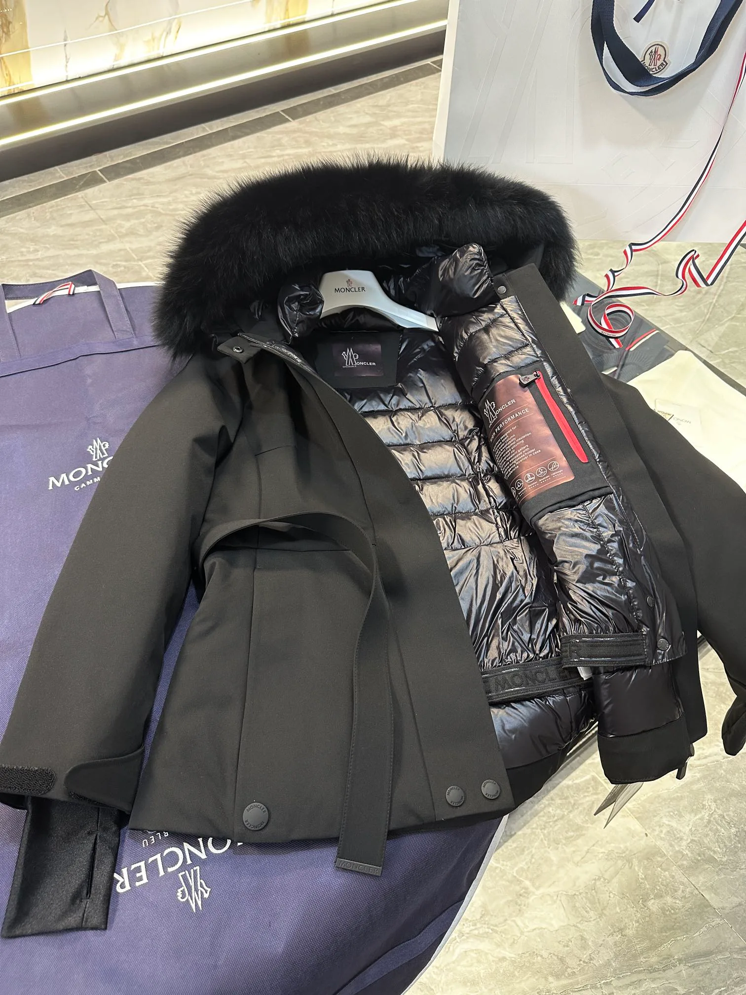 Women's Jackets And Down Jackets MONCLER 18133804