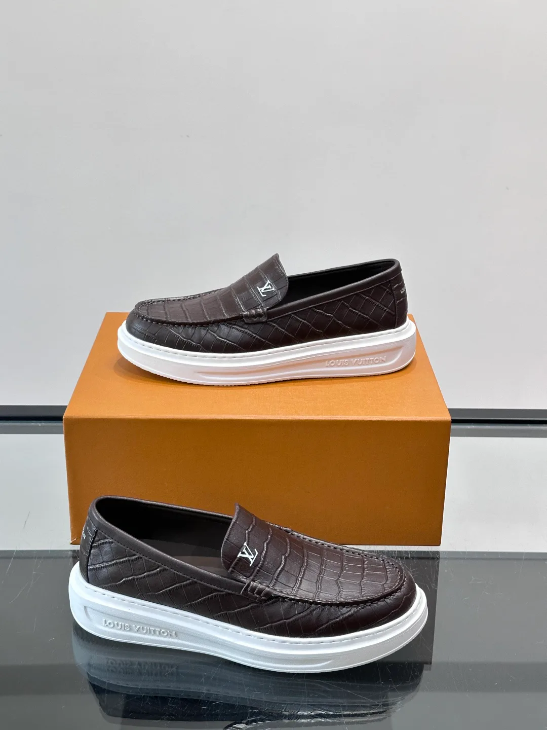 Men's Loafers And Dress Shoes LOUIS VUITTON 17806106