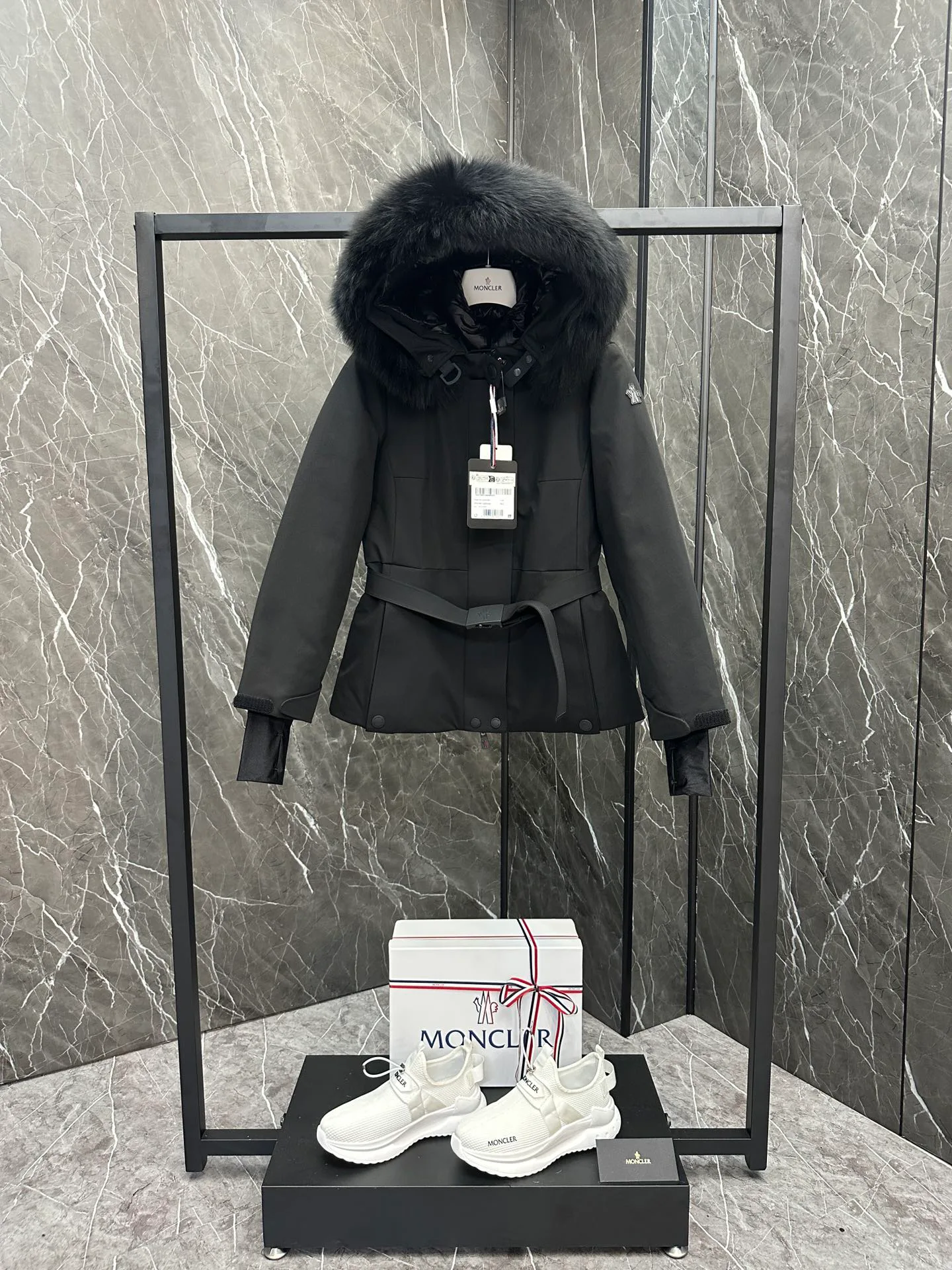 Women's Jackets And Down Jackets MONCLER 18133805