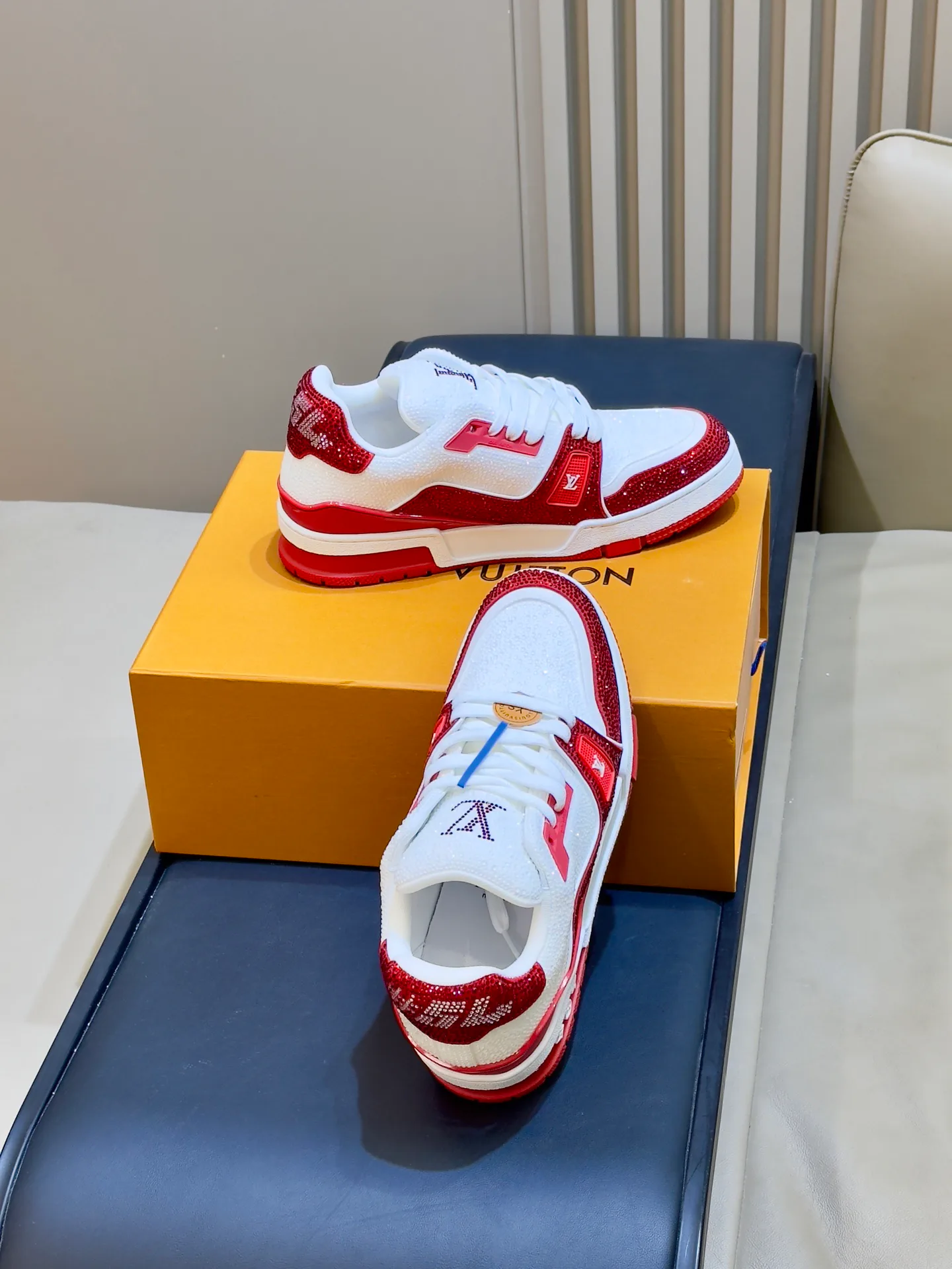 Women's Sneakers LOUIS VUITTON 18073559
