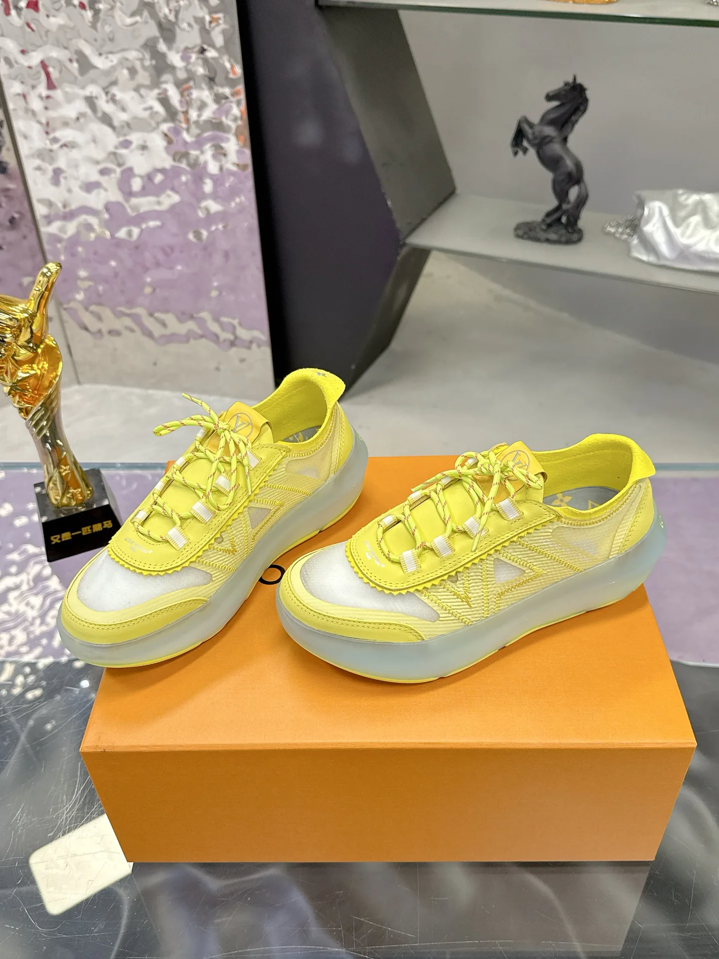 Women's Sneakers LOUIS VUITTON 17368530