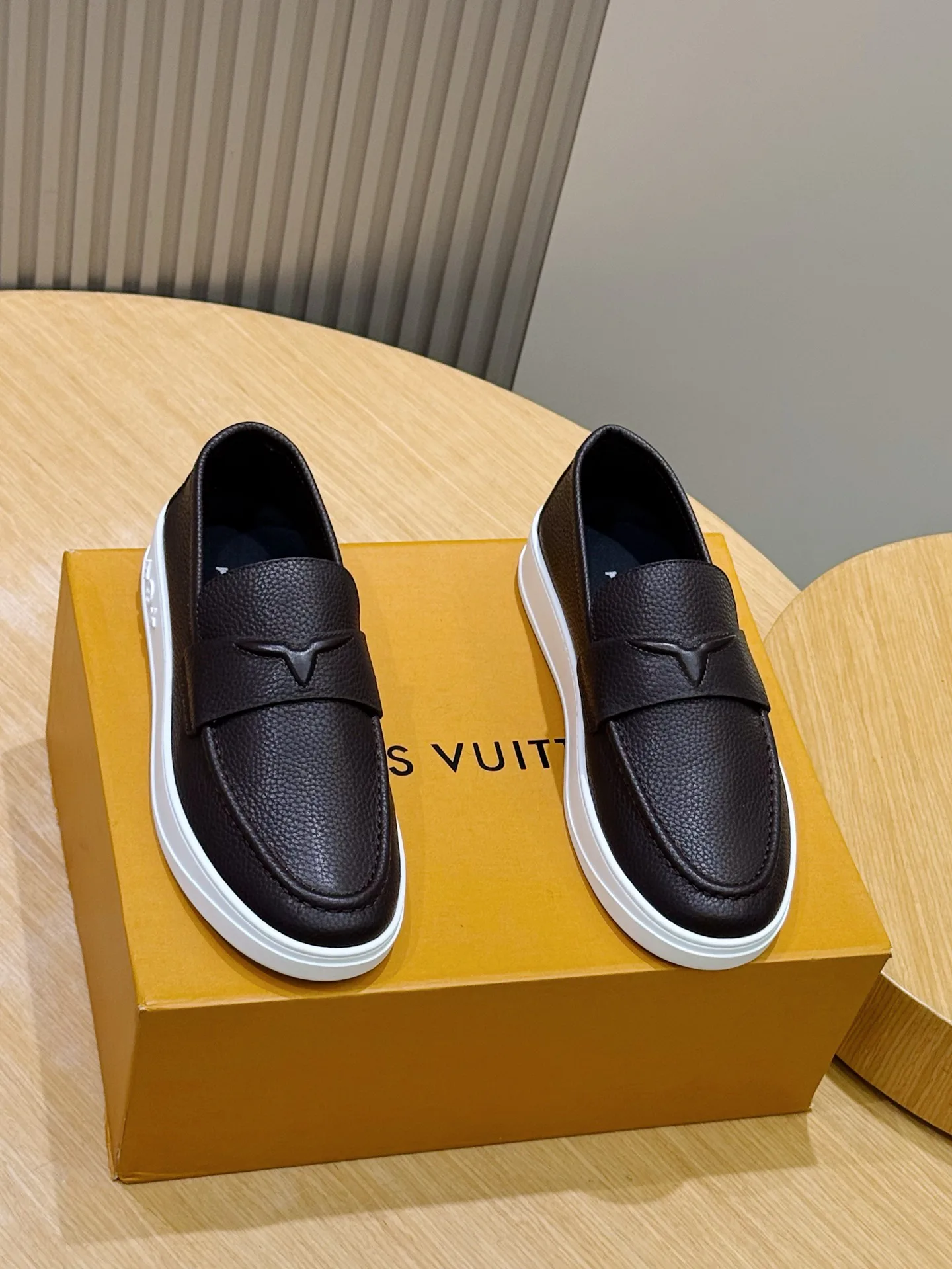 Men's Loafers And Dress Shoes LOUIS VUITTON 18100902
