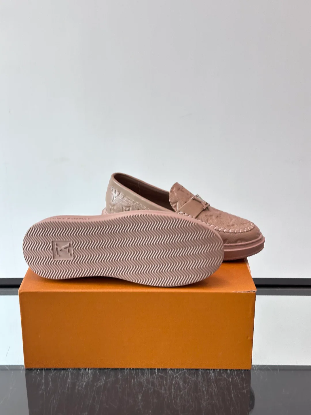 Men's Loafers And Dress Shoes LOUIS VUITTON 18400585