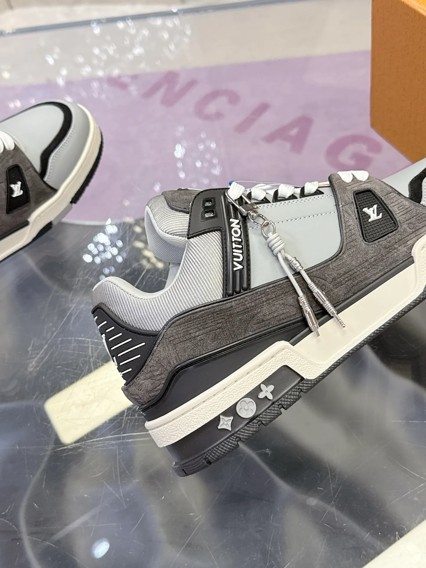 Women's Sneakers LOUIS VUITTON 17930926