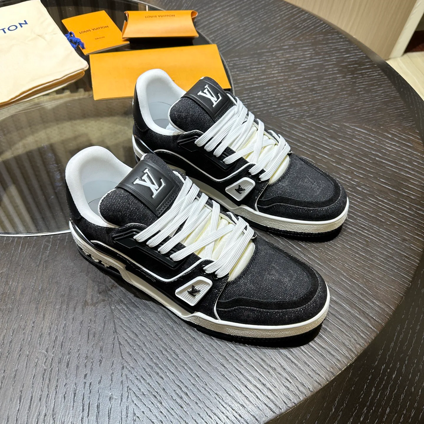 Women's Sneakers LOUIS VUITTON 18192027