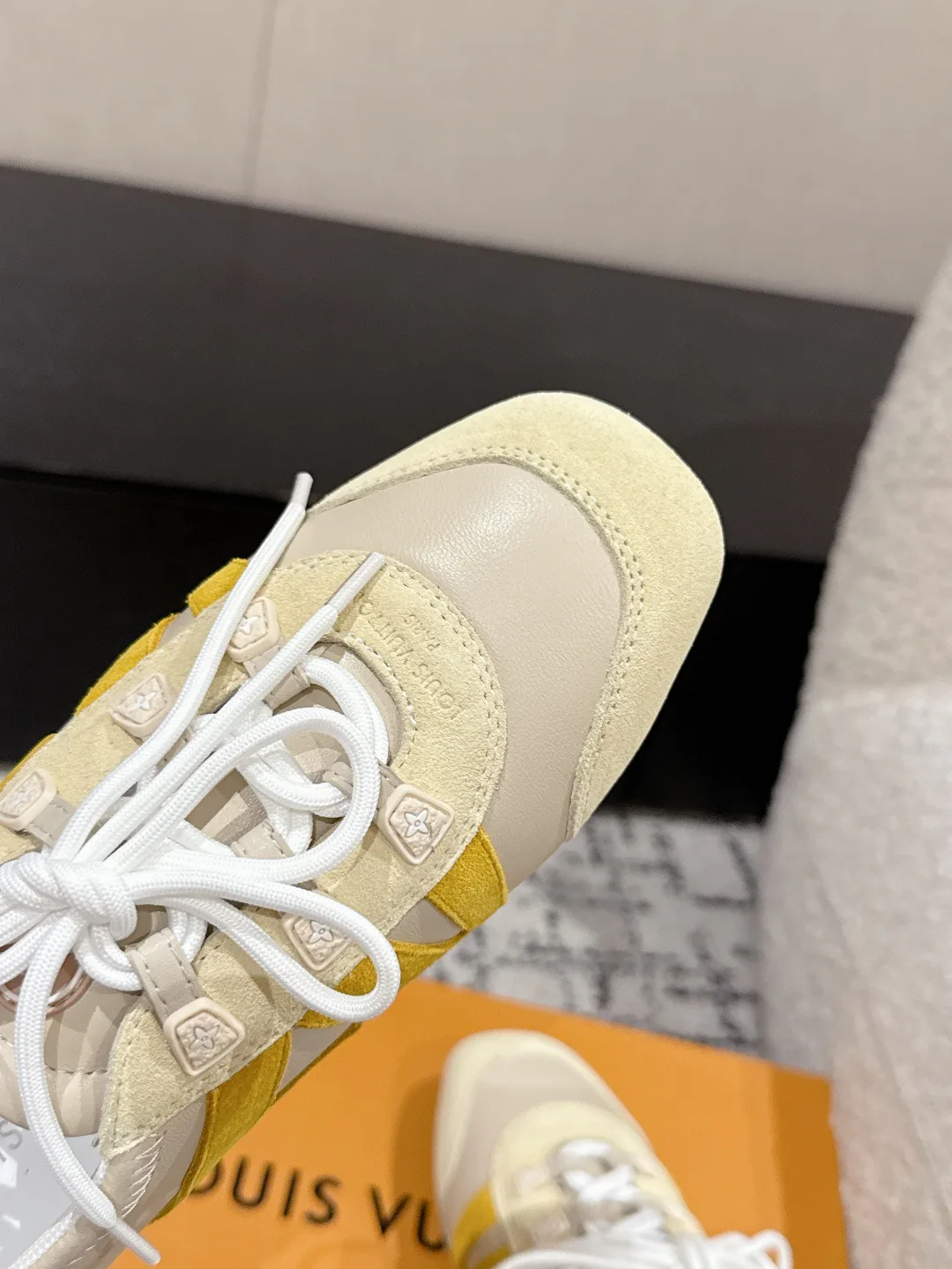 Women's Sneakers LOUIS VUITTON 18409754