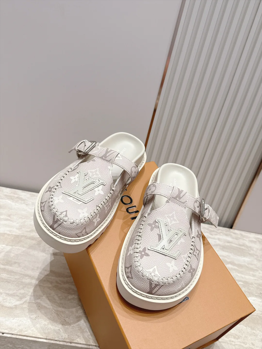 Women's Mules And Clogs LOUIS VUITTON 18187129