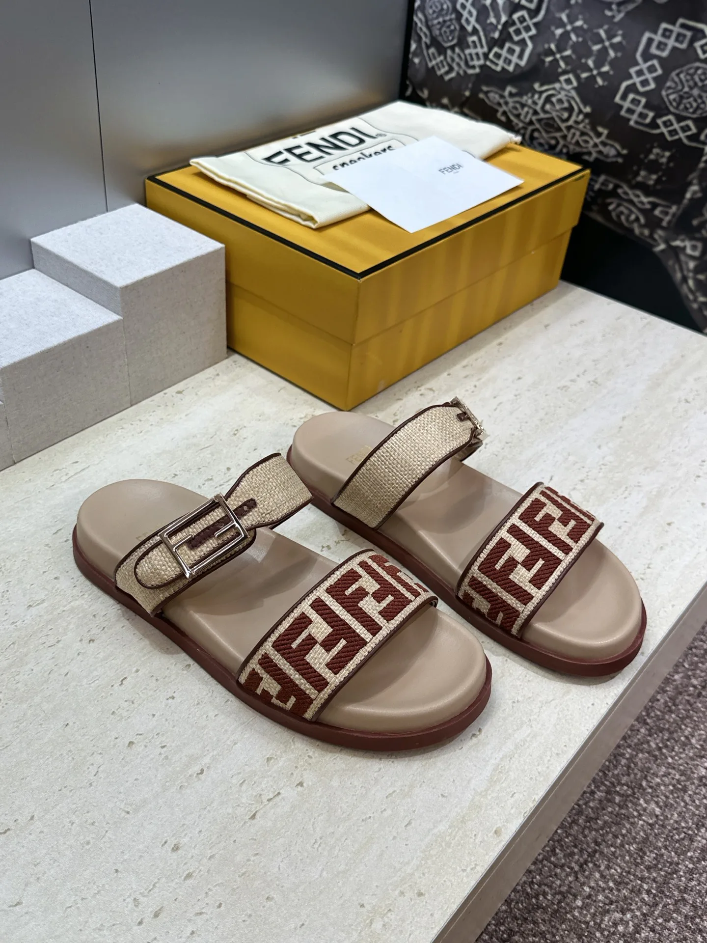 Women's Flip-Flops FENDI 16910446