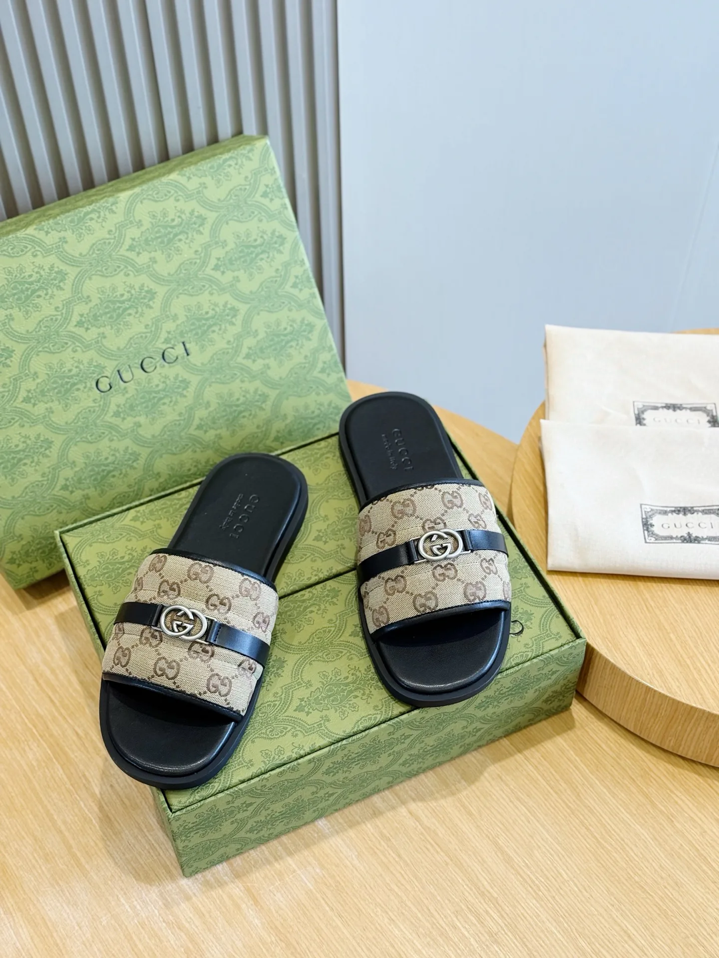 Men's Flip-Flops GUCCI 17349637