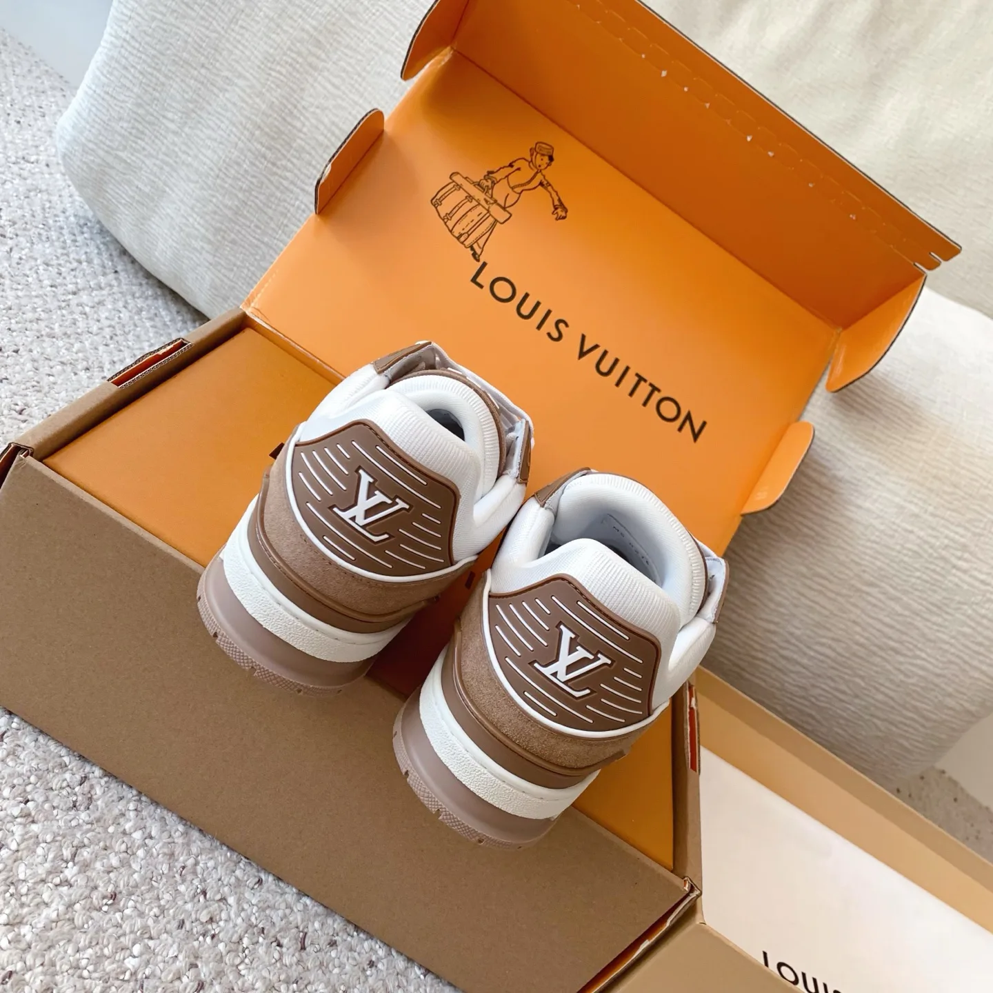Women's Sneakers LOUIS VUITTON 18258361