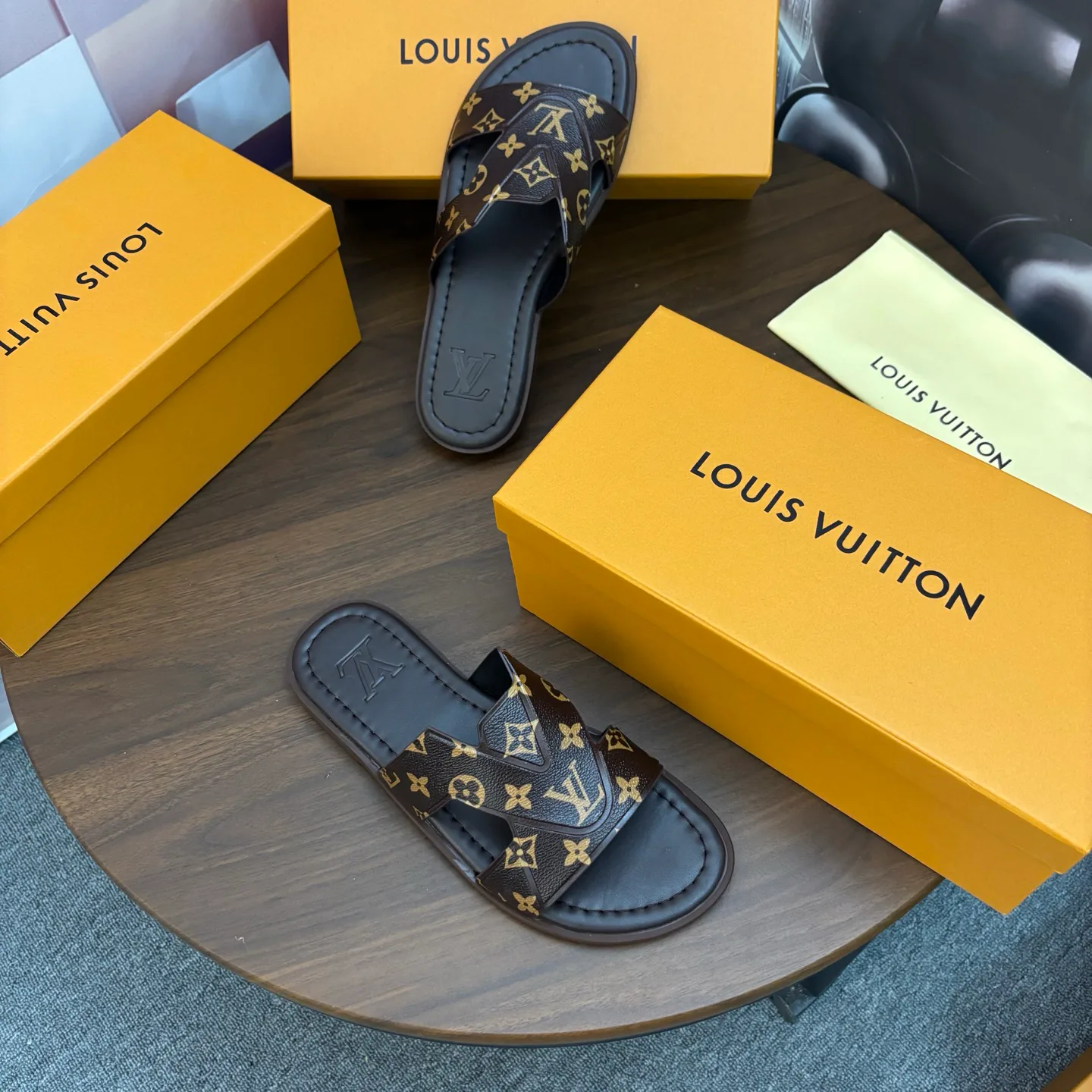 Men's Flip-Flops LOUIS VUITTON 18103789