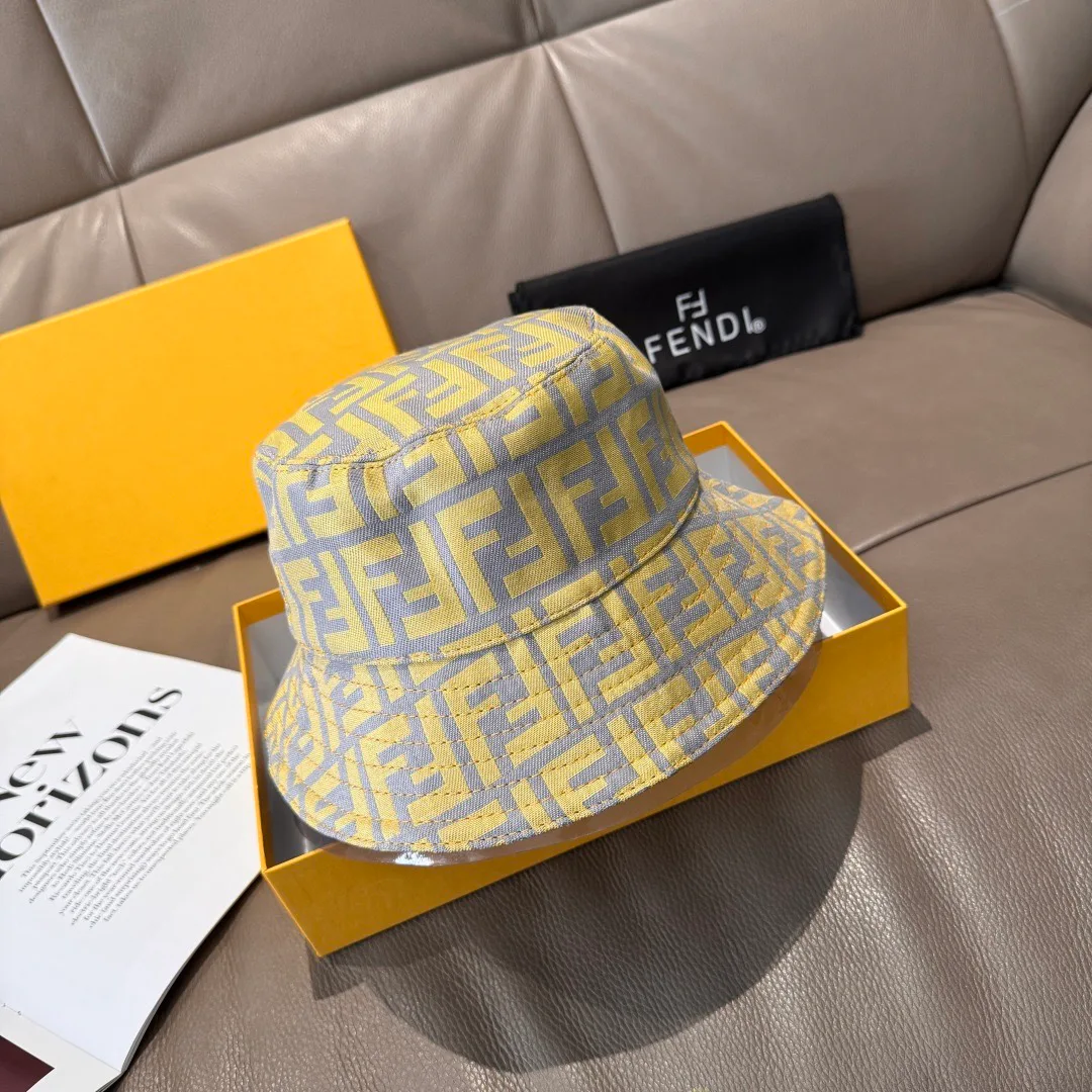 Hats FENDI 17604827