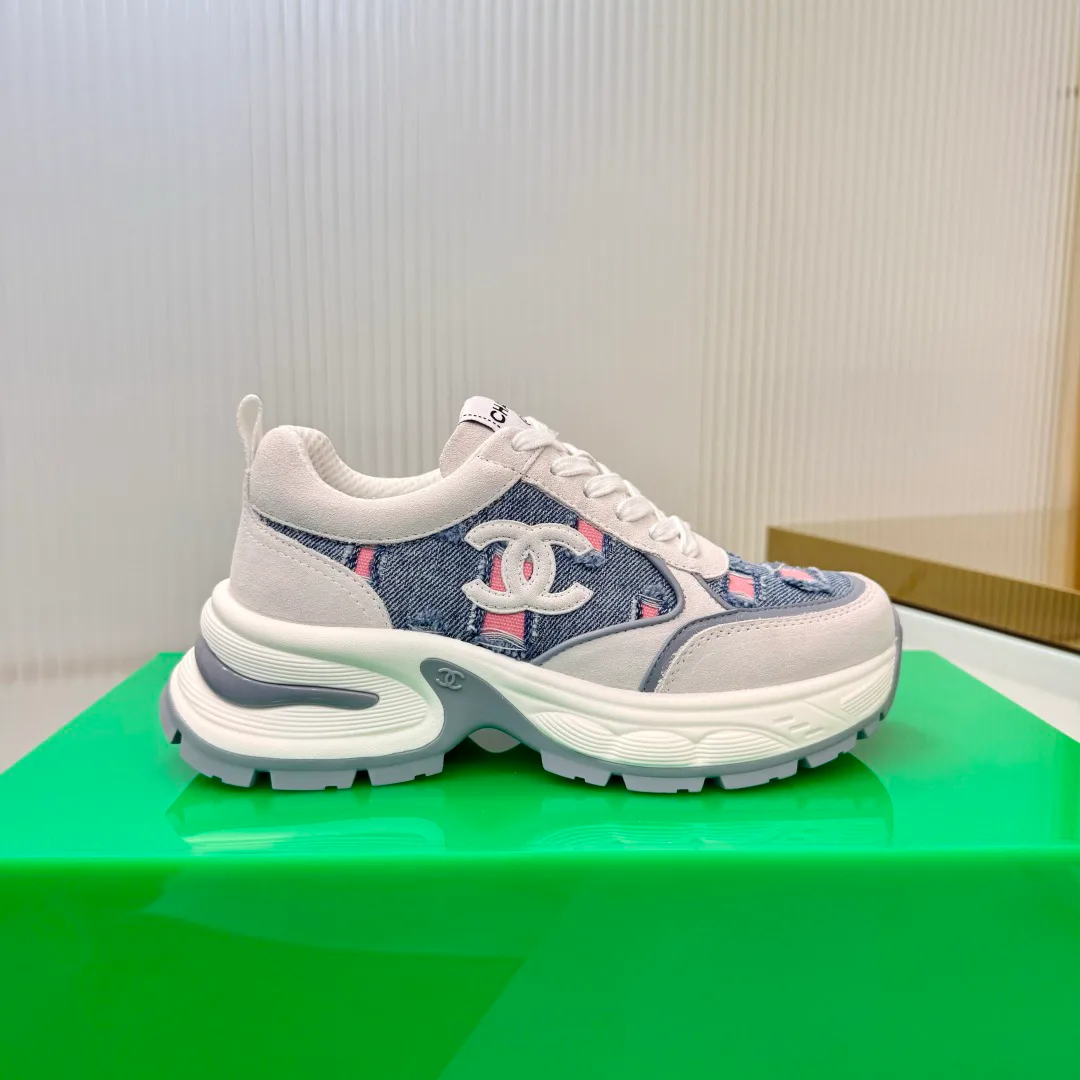 Women's Sneakers CHANEL 18366953