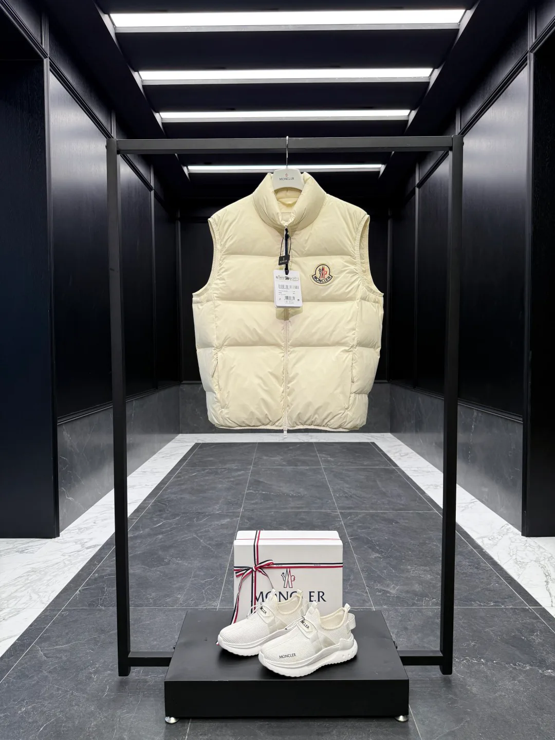 Men's Vests MONCLER 18007570