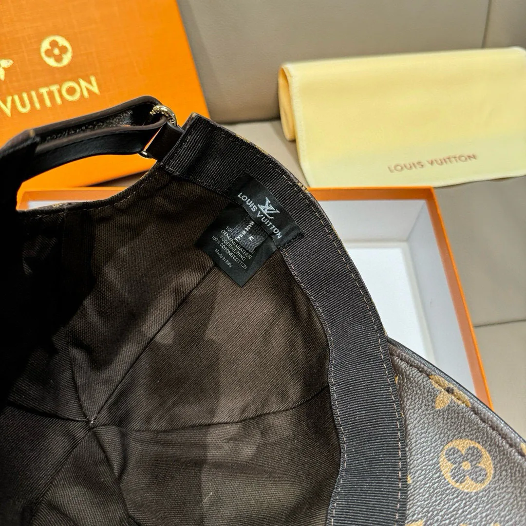 Hats LOUIS VUITTON 18105224