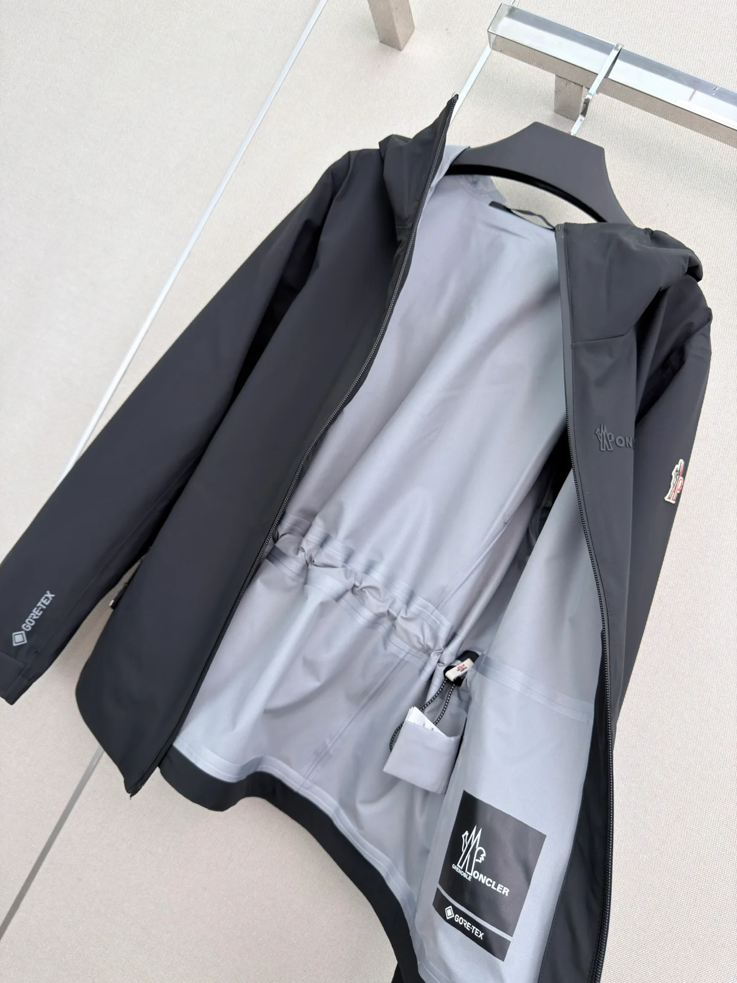 Women's Jackets And Down Jackets MONCLER 18501657