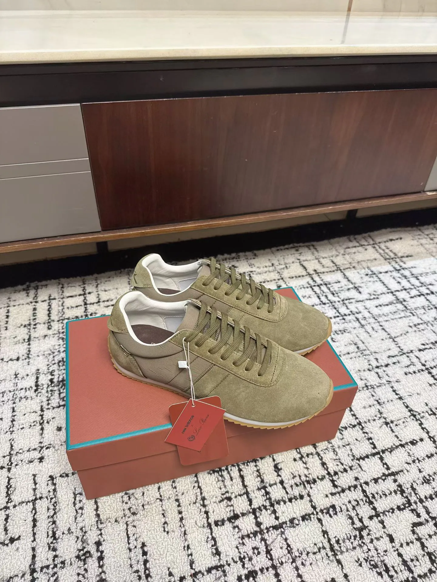 Women's Sneakers LORO PIANA 17335019
