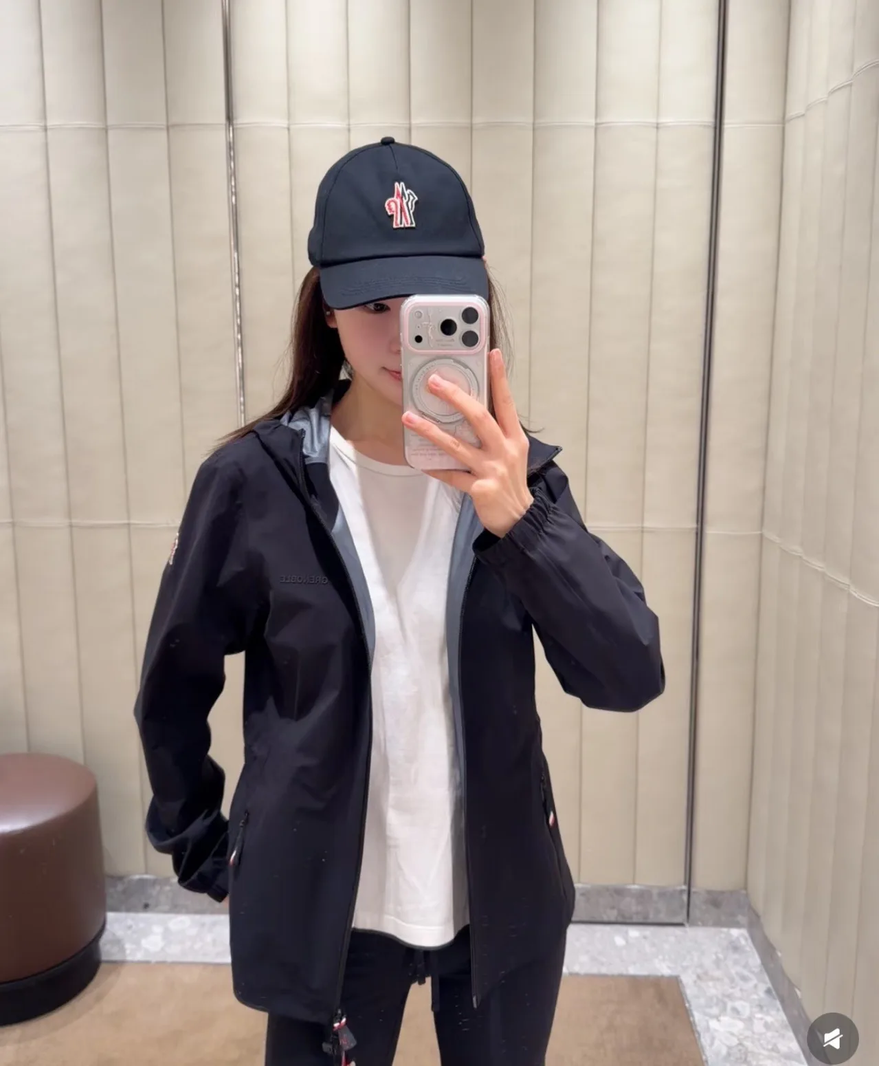 Women's Jackets And Down Jackets MONCLER 18501652