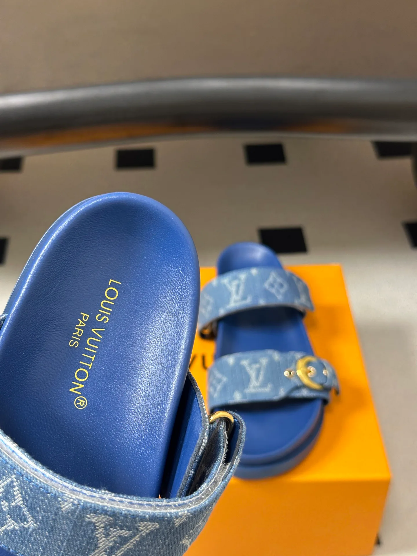 Women's Flip-Flops LOUIS VUITTON 18049597