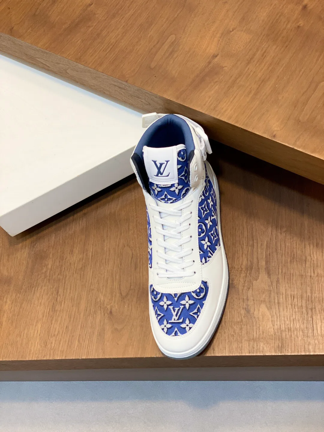 Men's Sneakers LOUIS VUITTON 18399951