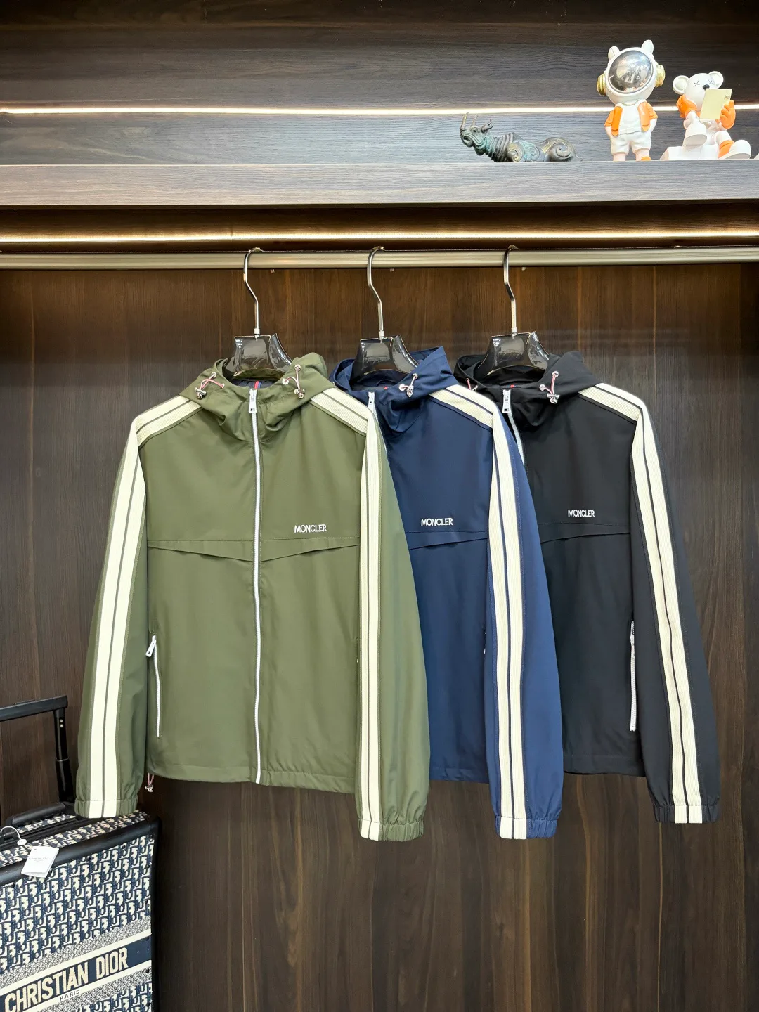 Women's Jackets And Down Jackets MONCLER 18157358