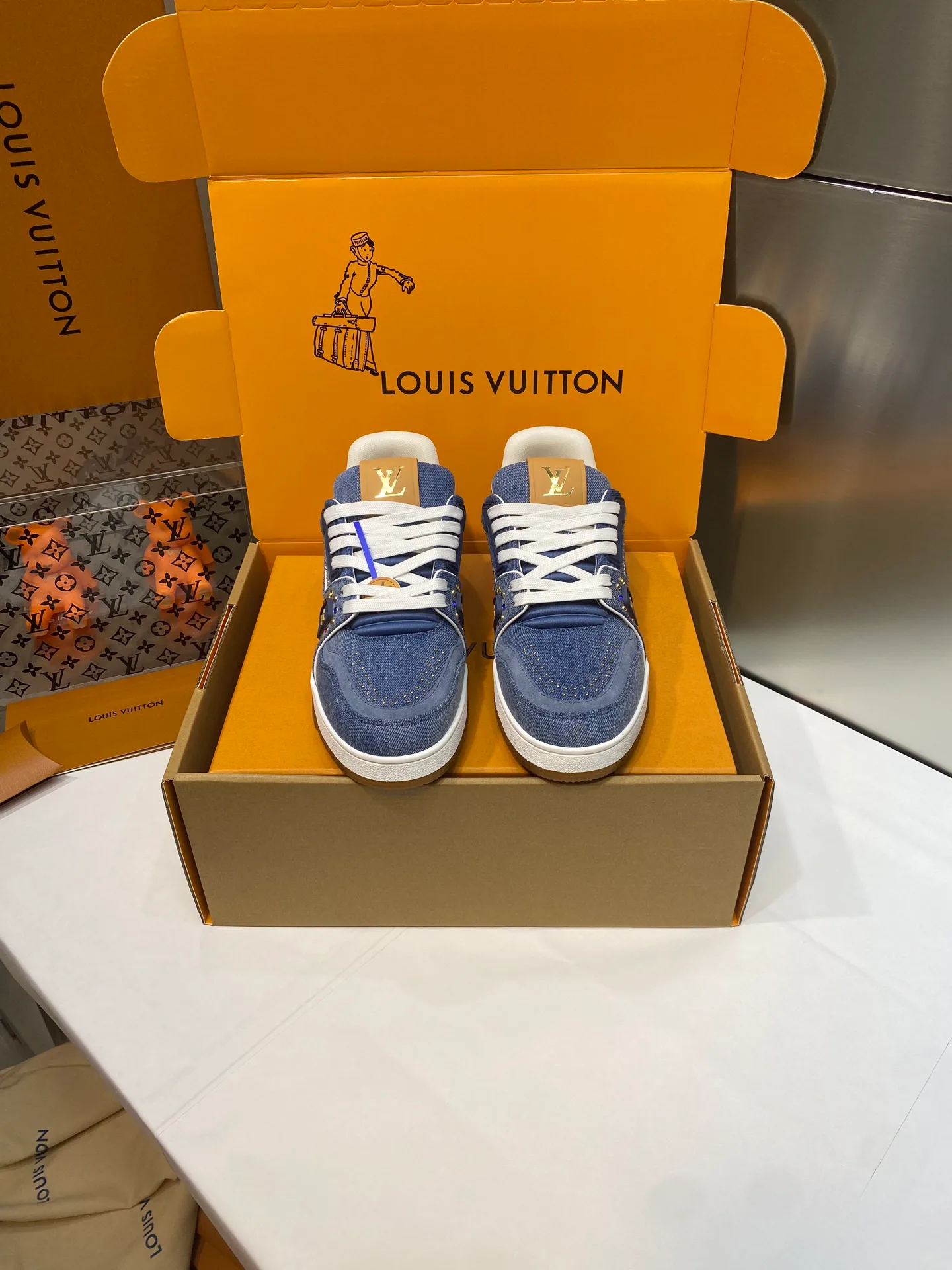 Women's Sneakers LOUIS VUITTON 17969006